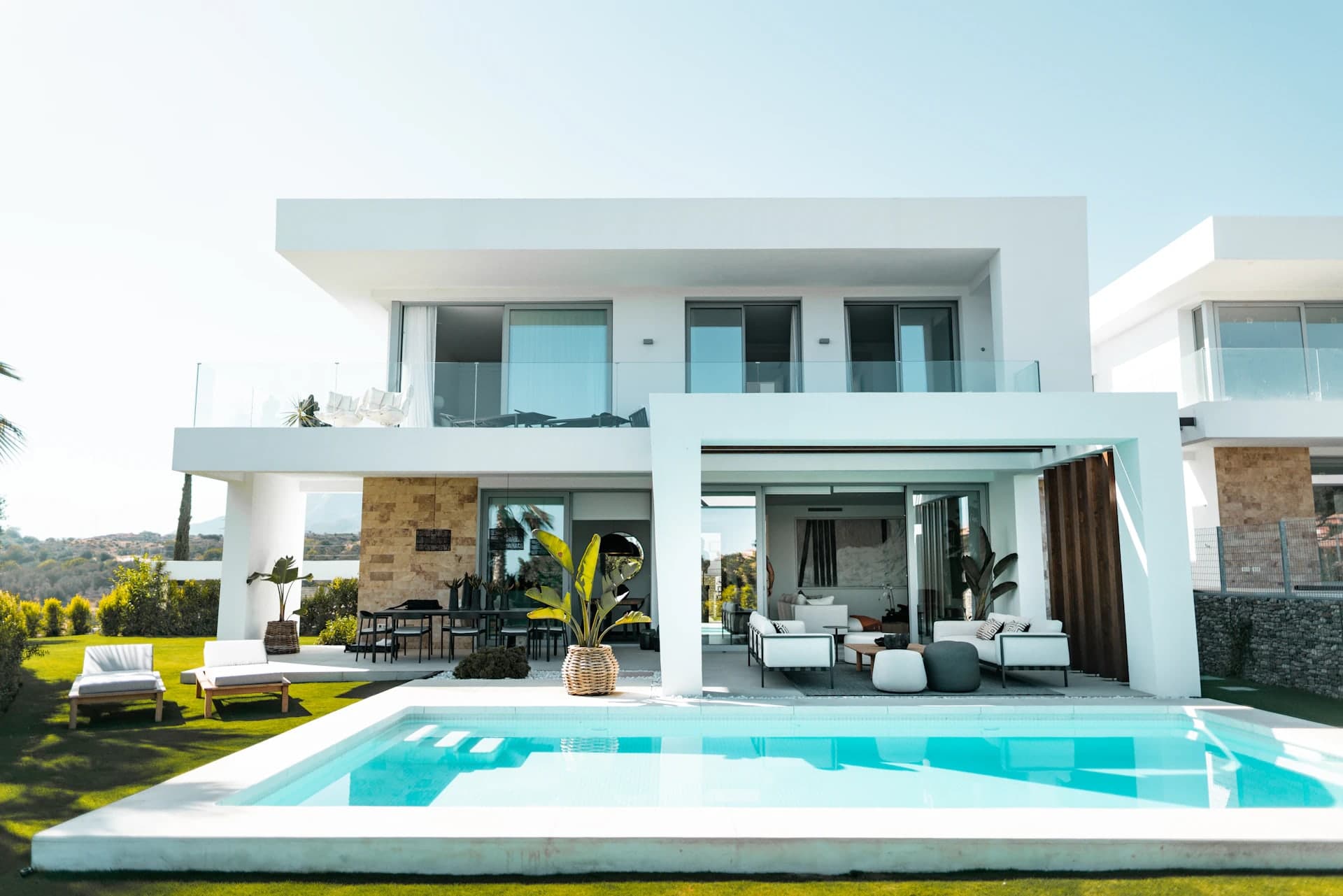 Villa de prestige au crépuscule avec piscine et lumière méditerranéenne