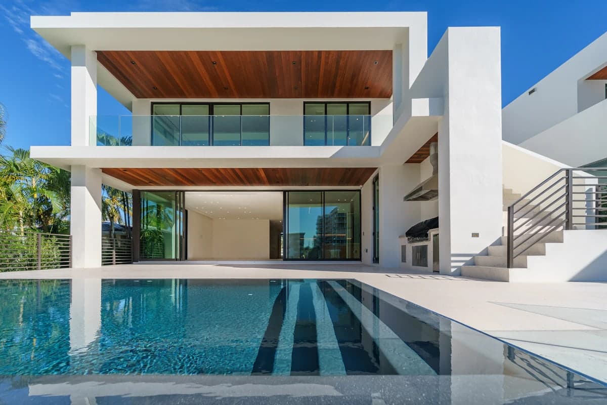 Piscine à débordement dans une villa de prestige