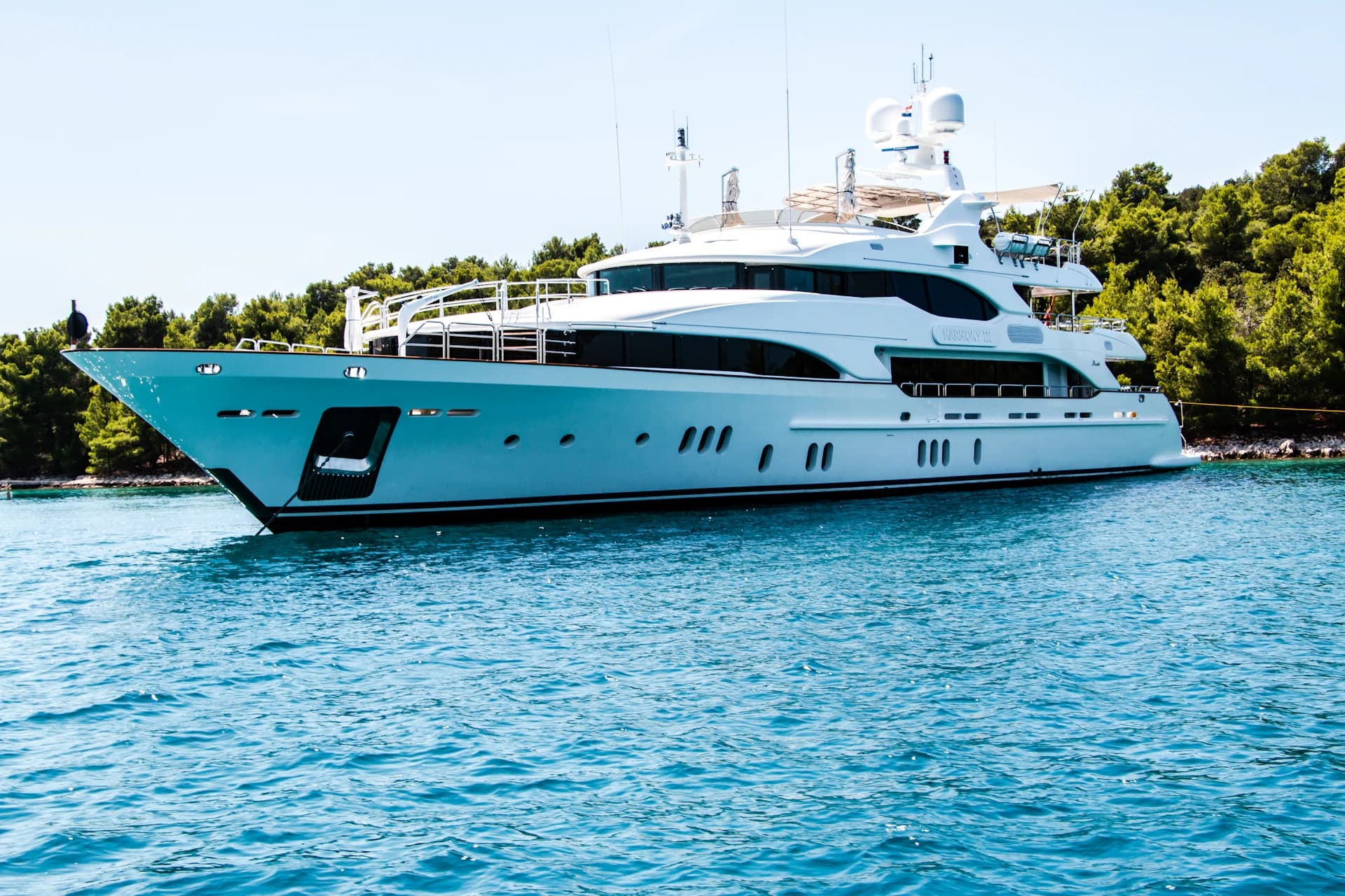 Superyacht en navigation sur une mer méditerranéenne